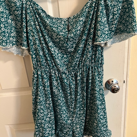 Cute romper with keyhole design in midsection - Picture 2 of 2